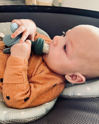 İyi bir fiyat. Kaymaz Sızdırmaz Meyve Besleyici Kukla, Hafif BPA Ücretsiz Silikon Diş Kaşıyıcı çevrimiçi