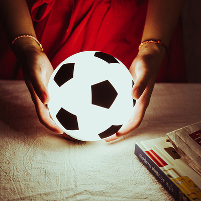 İyi bir fiyat. Futbol Gece Işığı Çocuk Odası için Futbol Lamba Işığı 16 Renk Pille Yanan LED Şarj edilebilir Oda Bebeklik Gece Işığı çevrimiçi